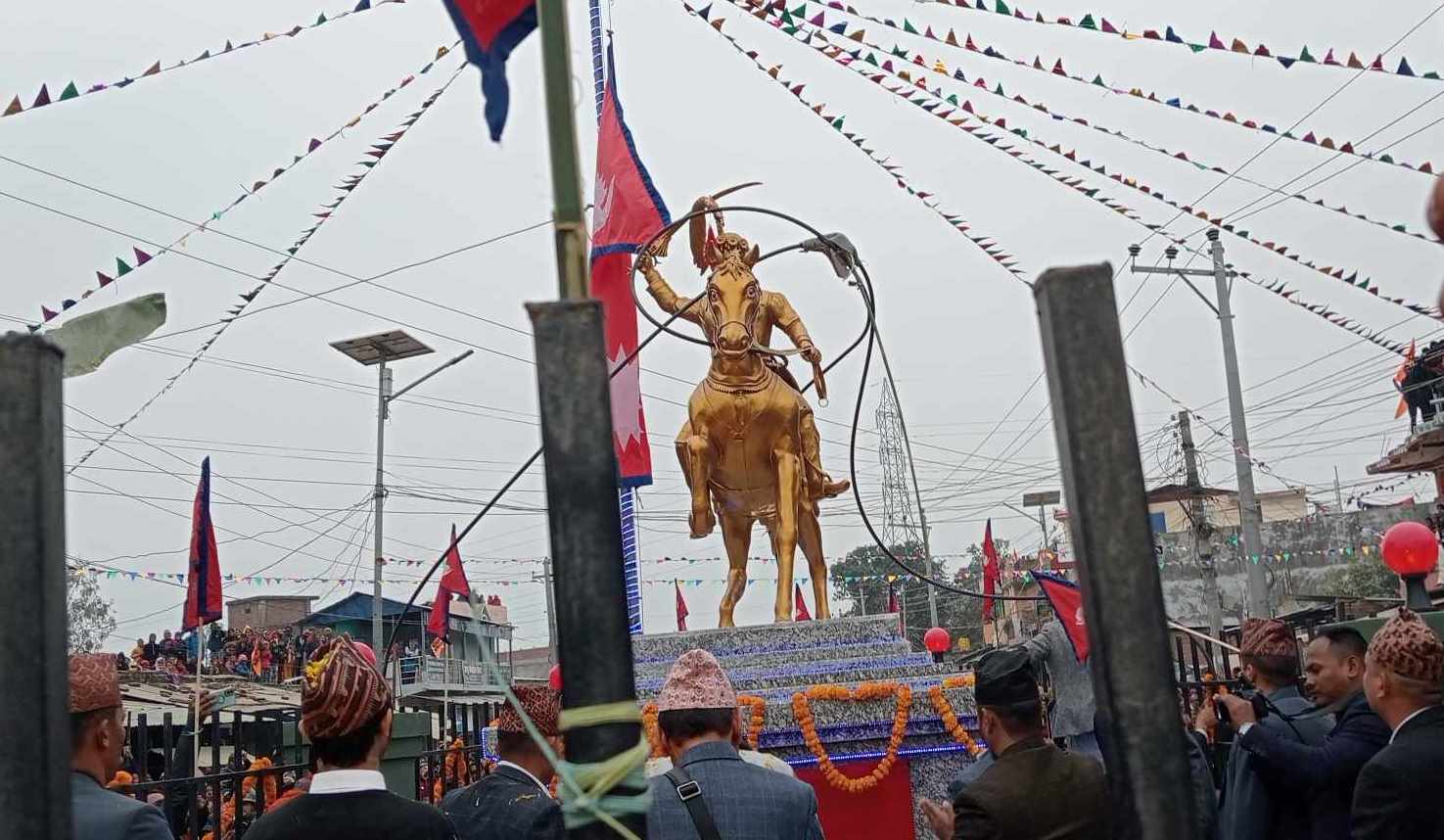 पुर्वराजा ज्ञानेन्द्र शाहद्वारा पृथ्वीनारायण शाहको शालिक अनावरण
