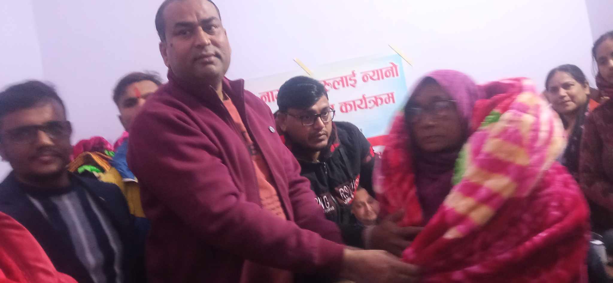 वडा कार्यालयद्धारा ज्येष्ठ नागरिकलाई कम्बल वितरण