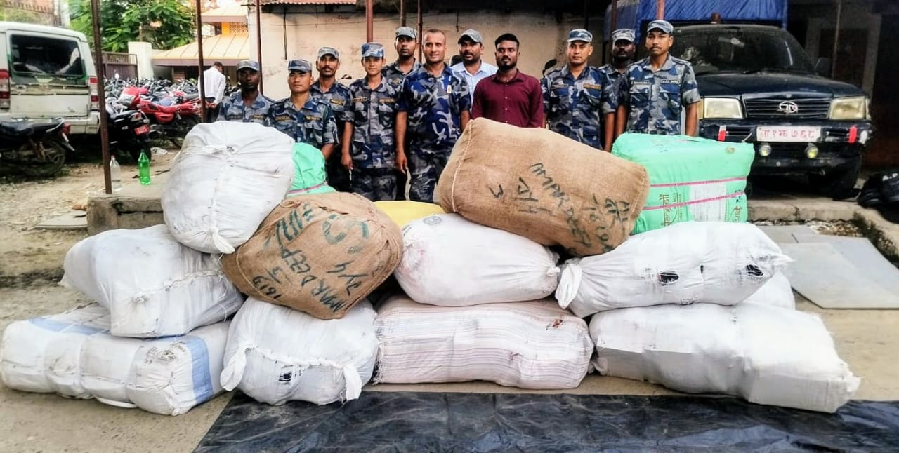 सशस्त्र प्रहरीद्वारा ठुलो मात्रामा अवैध लत्ताकपडा बरामद