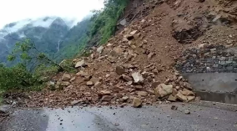पहिरोका कारण चार स्थानमा सडक पूर्णरुपमा अवरुद्ध