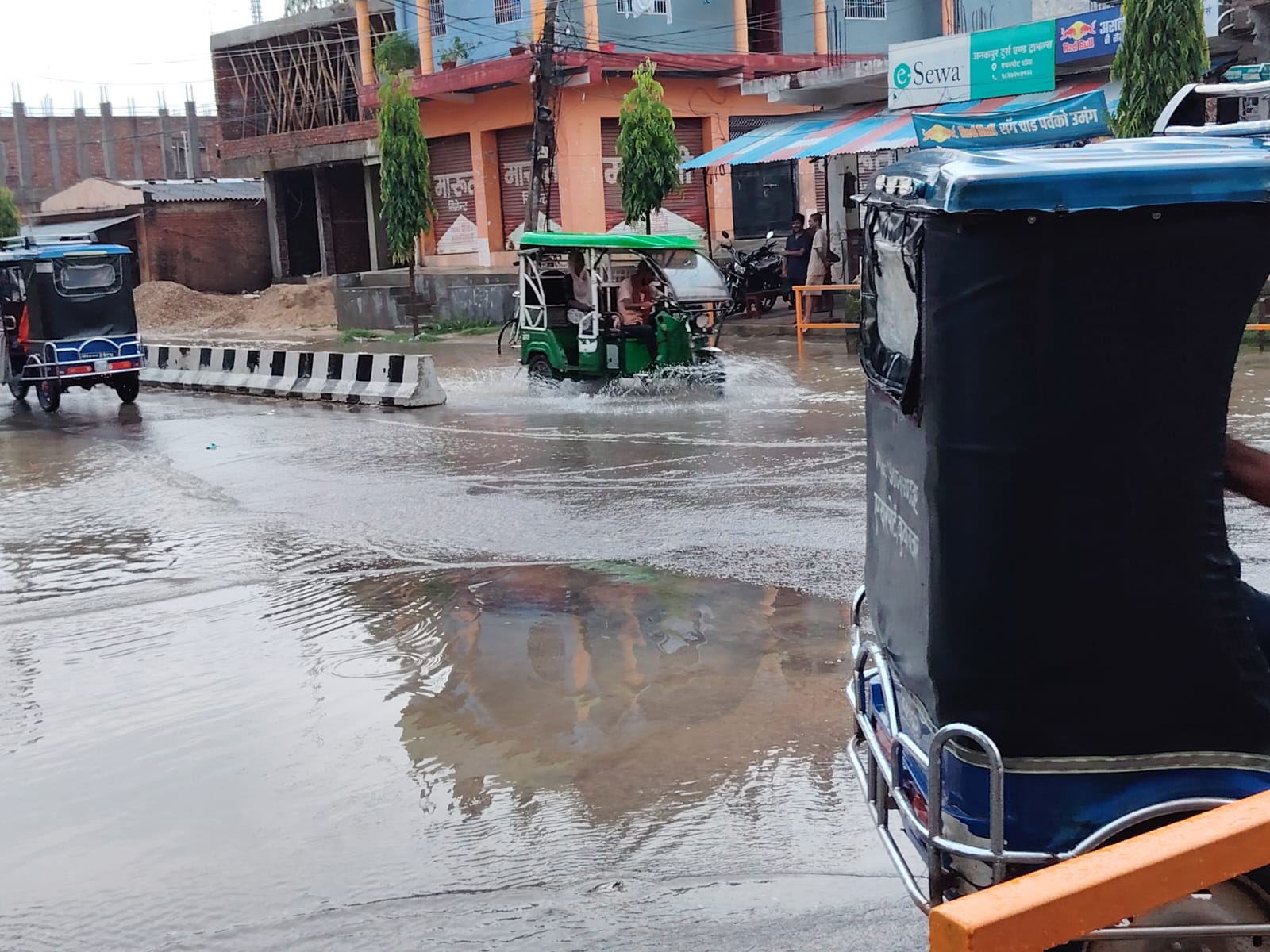 निरन्तर परेको वर्षाबाट जनकपुरधाम जलमग्न