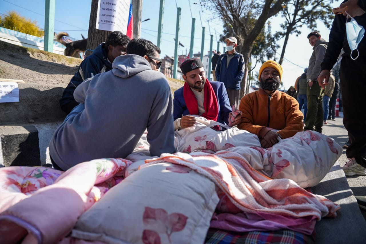 प्रधानमन्त्री कार्कीको राजीनामा माग गर्दै