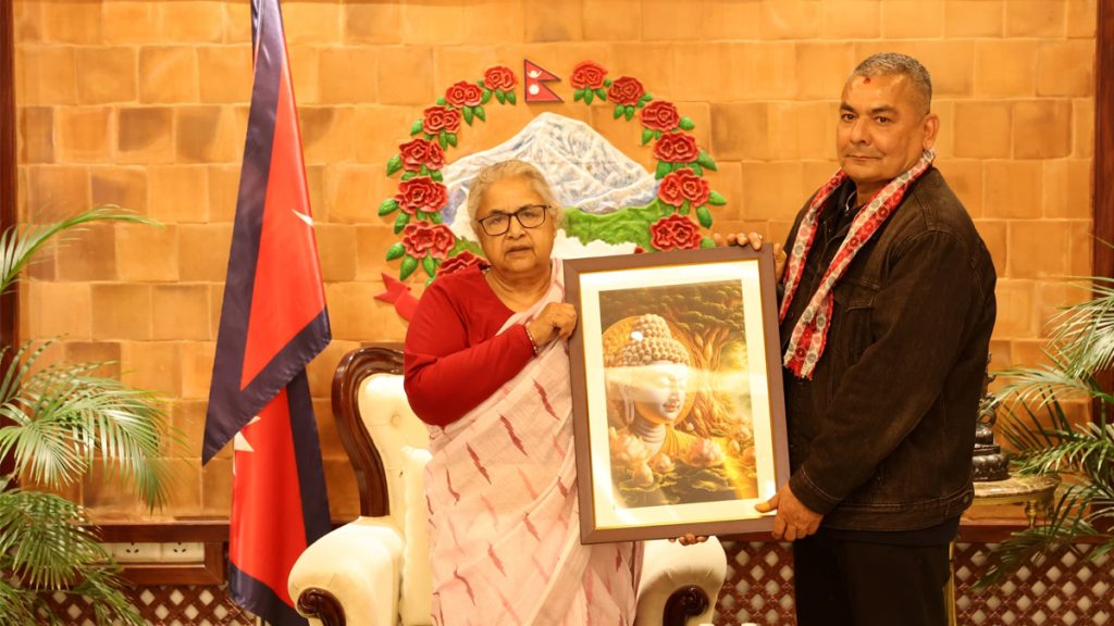 दुर्गा प्रसाईंलाई बुद्धको फोटो दिंदै भनिन् – शान्ति स्थापनाको बाटो निर्वाचन हो