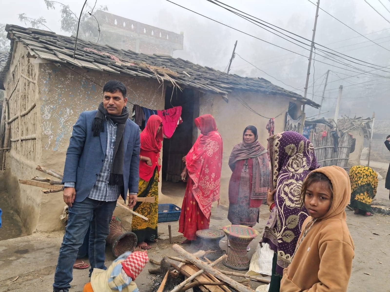 नेकपा एमालेका युवा नेता यादब द्वारा लक्ष्मिनिया गाउँपालिकामा जाडो पीडितलाई दाउरा वितरण
