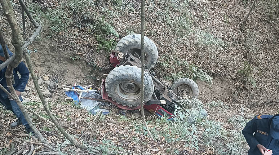 बैतडीमा ट्याक्टर दुर्घटना : चालकको मृत्यु, तीन जना घाइते