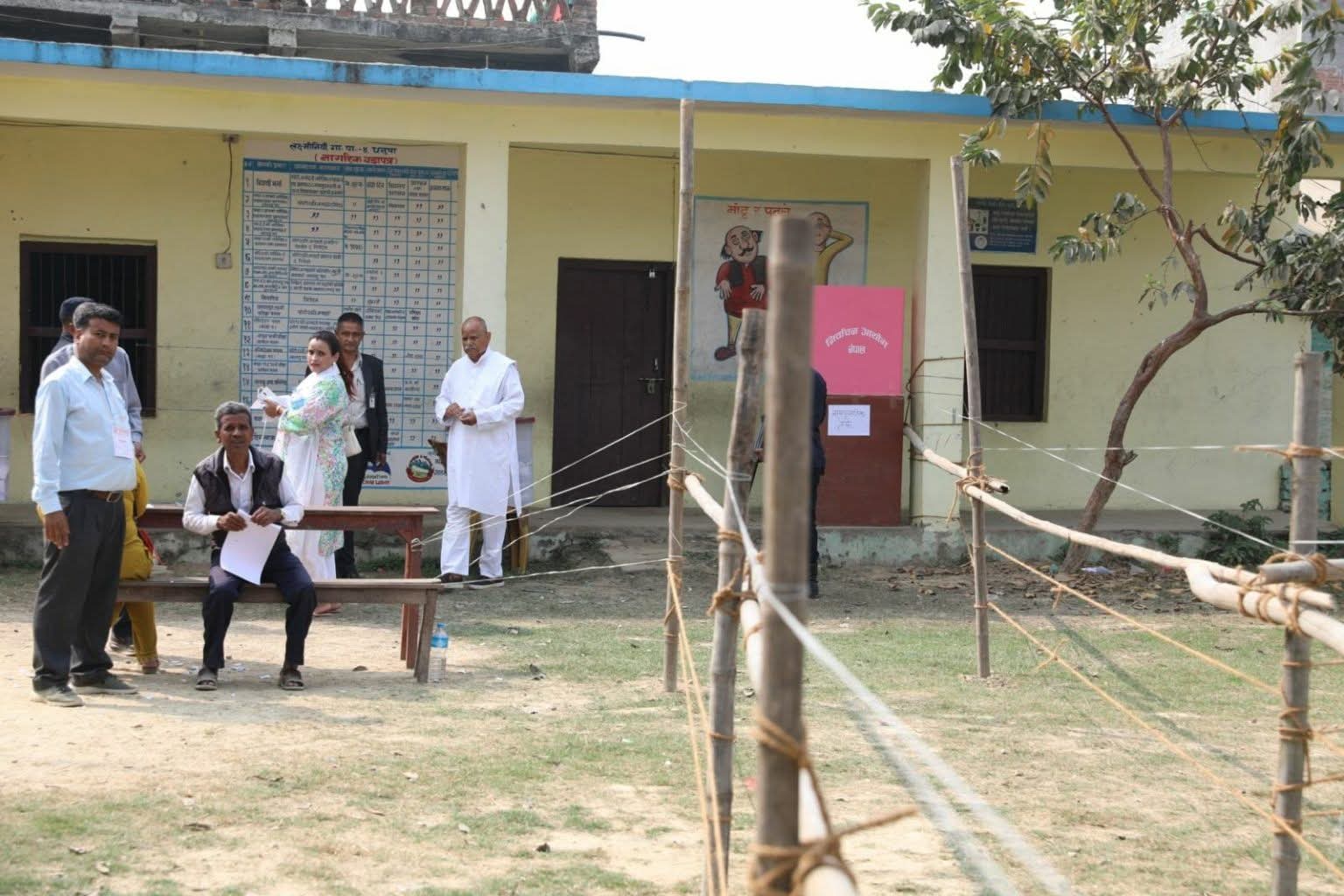पूर्व राष्ट्रपति डा. रामवरण यादवद्वारा सपहीमा मतदान